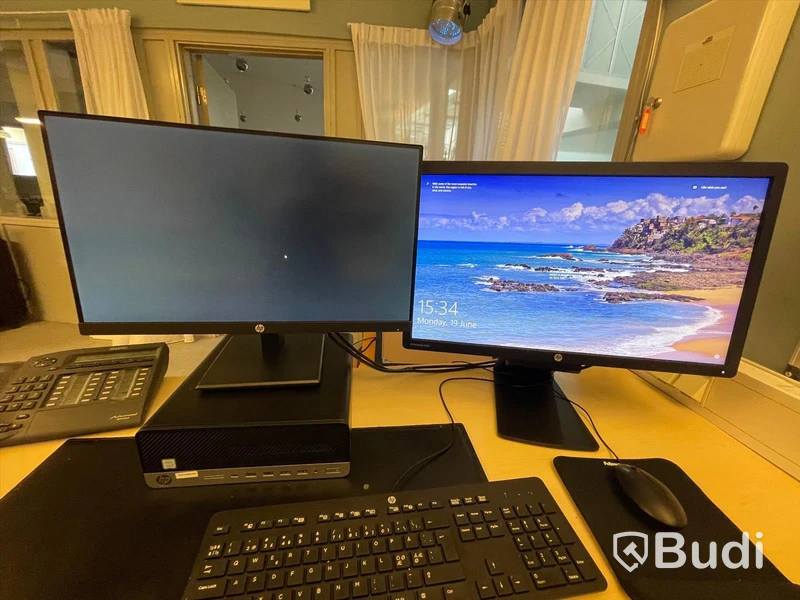 Skinnsoffa, 3 st skrivbord samt skrivbordsstolar, 3 st förvaringsskåp, 4 st datorskärmar HP och Samsung, 3 st kontorsstolar, matta