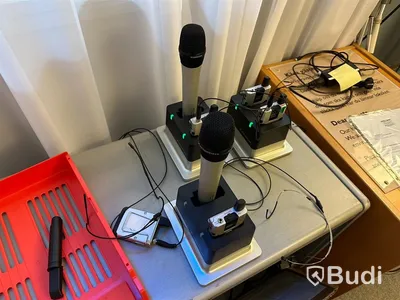 Skinnsoffa, 3 st skrivbord samt skrivbordsstolar, 3 st förvaringsskåp, 4 st datorskärmar HP och Samsung, 3 st kontorsstolar, matta