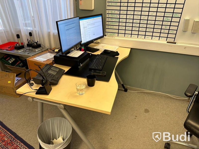 Skinnsoffa, 3 st skrivbord samt skrivbordsstolar, 3 st förvaringsskåp, 4 st datorskärmar HP och Samsung, 3 st kontorsstolar, matta