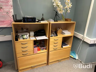 Skinnsoffa, 3 st skrivbord samt skrivbordsstolar, 3 st förvaringsskåp, 4 st datorskärmar HP och Samsung, 3 st kontorsstolar, matta