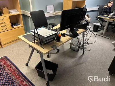 Skinnsoffa, 3 st skrivbord samt skrivbordsstolar, 3 st förvaringsskåp, 4 st datorskärmar HP och Samsung, 3 st kontorsstolar, matta