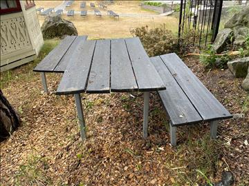 Bord samt 2 st parkbänkar 