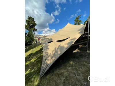 Stort tält. Obs! Reva i duken