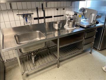 Arbetsbänk i rostfritt med ho och blandare samt lådor, 250x67 cm
