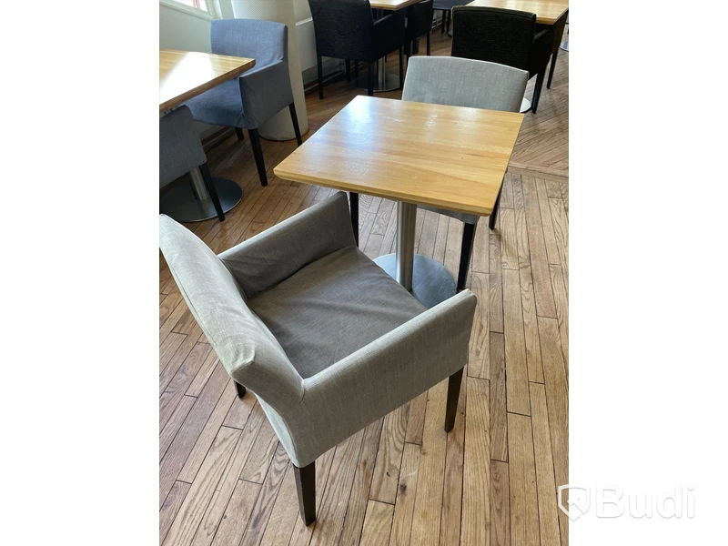 2st klädda karmstolar, Andreu World samt matbord