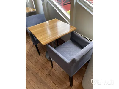 2st klädda karmstolar, Andreu World samt matbord