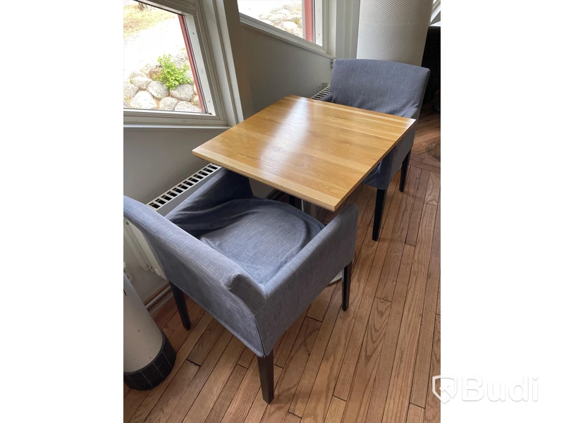2st klädda karmstolar, Andreu World samt matbord