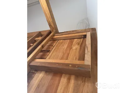 Stort träbord med iläggsskivor