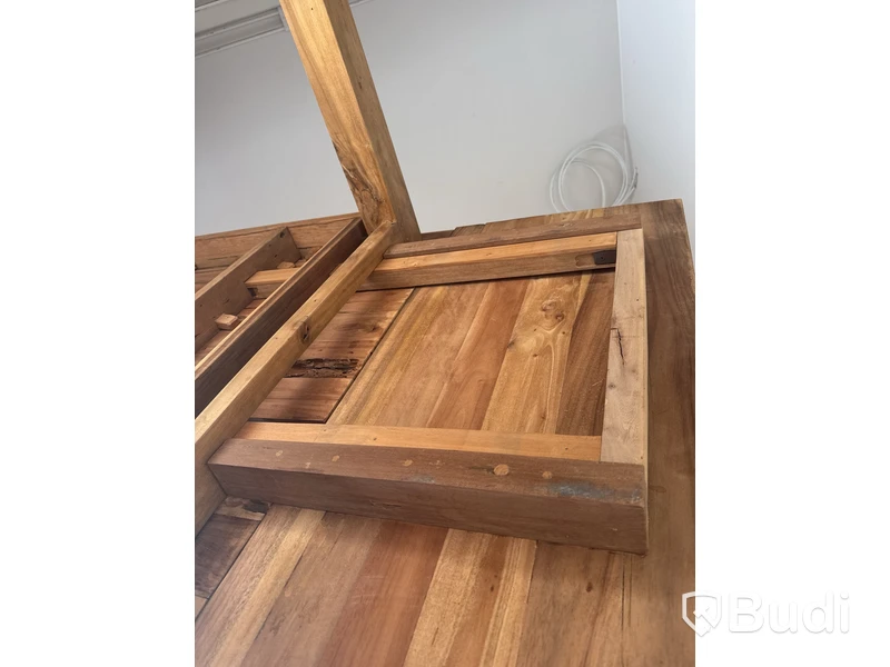 Stort träbord med iläggsskivor