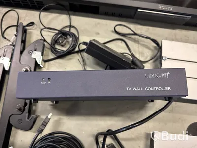 4 st. display skärmar Sony Bravia för väggmontering samt tv-wall controller