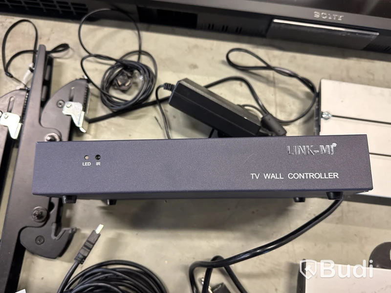 4 st. display skärmar Sony Bravia för väggmontering samt tv-wall controller
