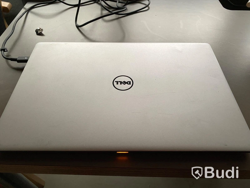 Laptop Dell XPS 13, högupplöst touchskärm 3200x1800, Core I7, 16 GB RAM, 500 GB SSD. Ink USB-C laddare. OBS batteri trasigt. Funkar inte utan strömsladd i.