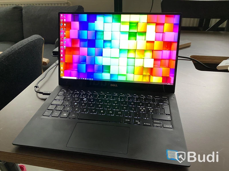 Laptop Dell XPS 13, högupplöst touchskärm 3200x1800, Core I7, 16 GB RAM, 500 GB SSD. Ink USB-C laddare. OBS batteri trasigt. Funkar inte utan strömsladd i.