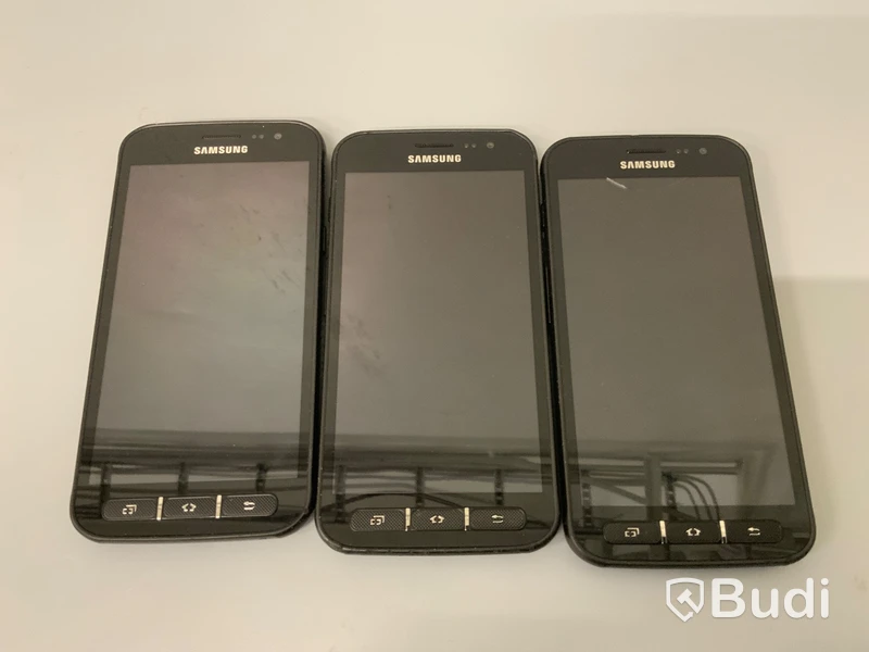 3st Samsung Galaxy Xcover 4 utan laddare varav en med sprucken skärm