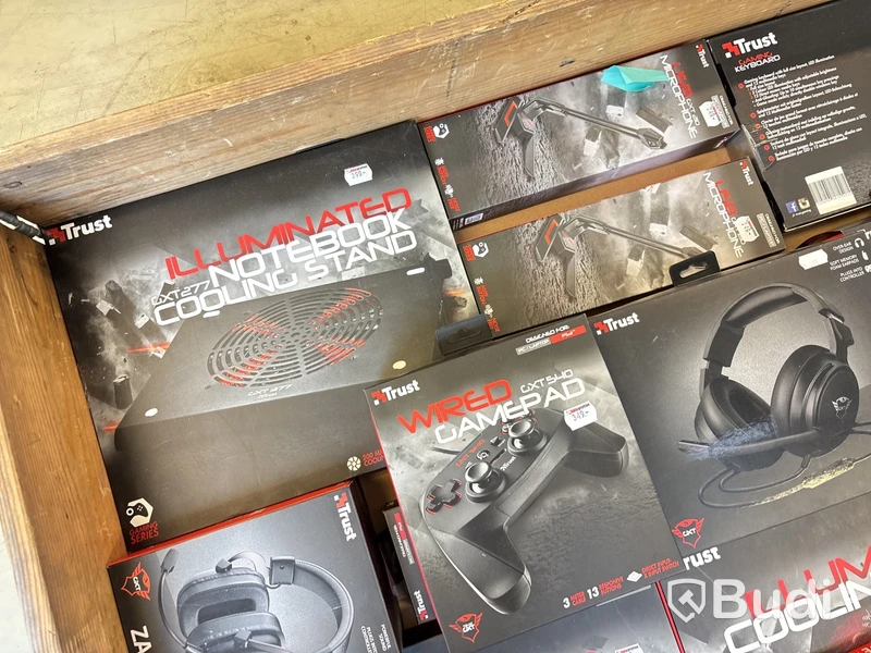 Parti med diverse gamingtillbehör Trust