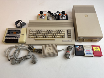 Dator Commodore 64C PC inkl. Commodore 1541 diskette och Commodore Datasette