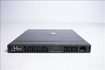 Router -  Cisco ISR 4331. 