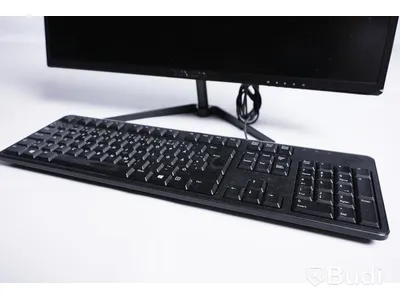 Datorskärm Voxicon D24FO med tangentbord och HDMI kabel.