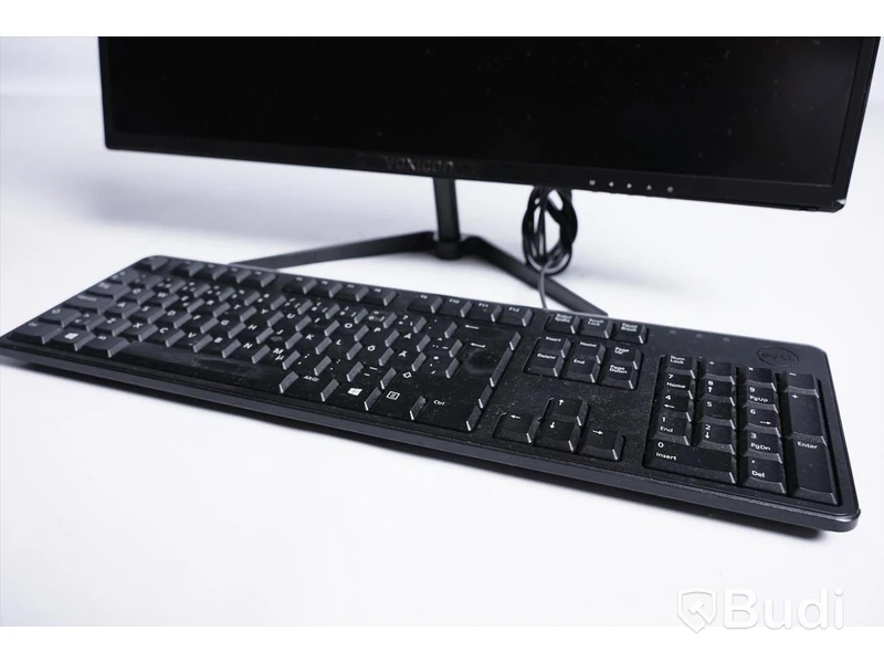Datorskärm Voxicon D24FO med tangentbord och HDMI kabel.