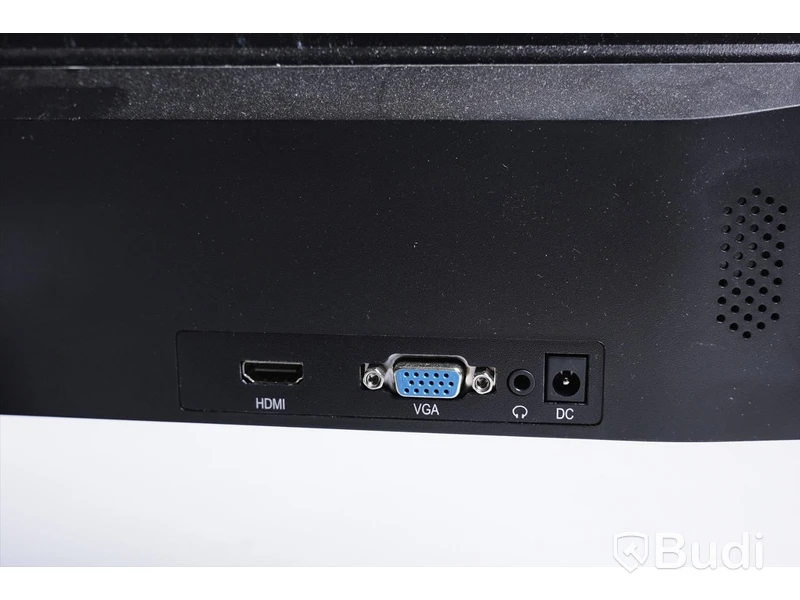 Datorskärm Voxicon D24FO med tangentbord och HDMI kabel.