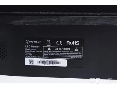 Datorskärm Voxicon D24FO med tangentbord och HDMI kabel.