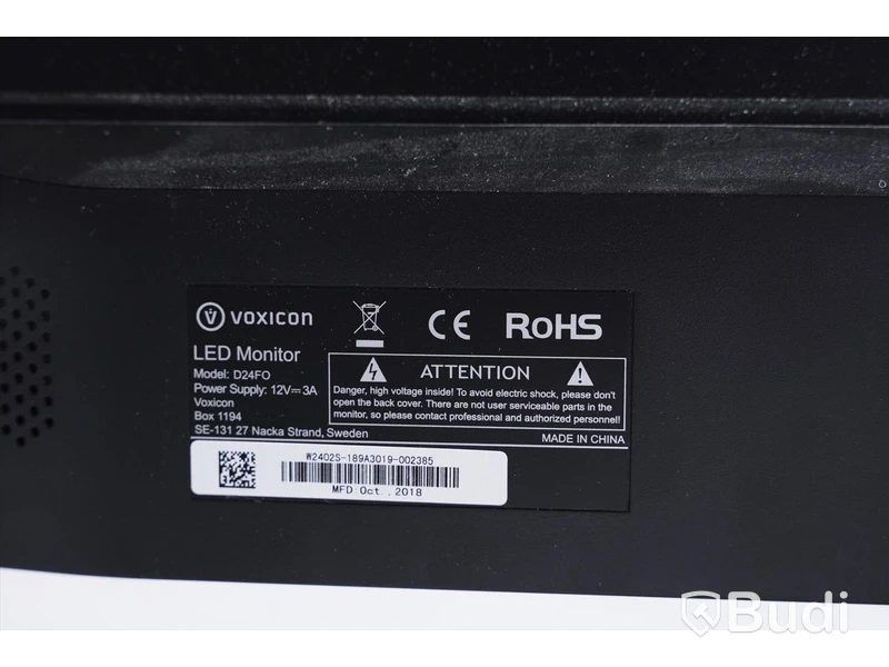 Datorskärm Voxicon D24FO med tangentbord och HDMI kabel.