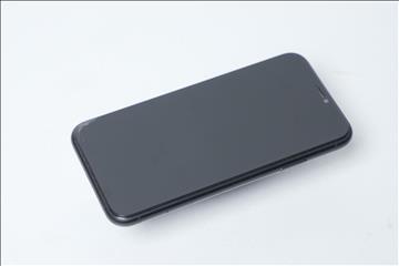 iPhone XR 64GB - Batterihälsa: 87 procent, Skärmen har sprickor samt repor