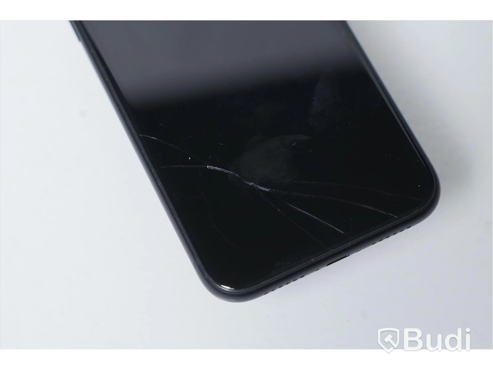 iPhone XR 128GB - Batterihälsa: 99 procent, Skärmen har sprickor samt repor