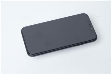iPhone XR 128GB - Batterihälsa: 99 procent, Skärmen har sprickor samt repor