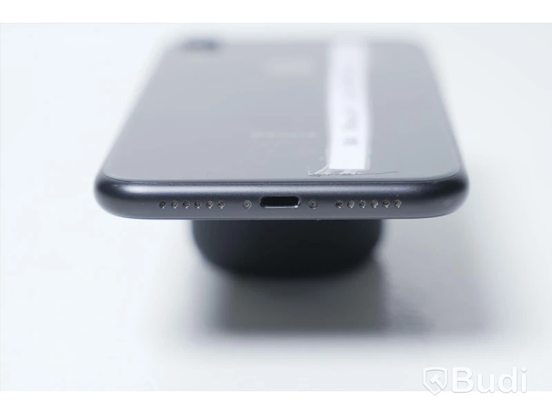 iPhone XR 128GB - Batterihälsa: 99 procent, Skärmen har sprickor samt repor