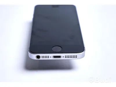Mobil iPhone SE 64 GB, osäker batterihälsa. Saknar laddare.