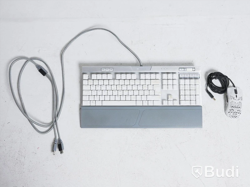 Gamingpaket m tangentbord och mus - CORSAIR K70 RGB MK.2 SE Mechanical Gaming Keyboard samt Glorious Model-O mus, ord pris ink moms ca: 2500 kr