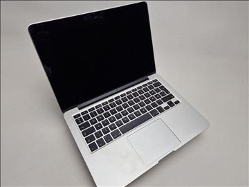 MacBook Pro (2013) med laddare