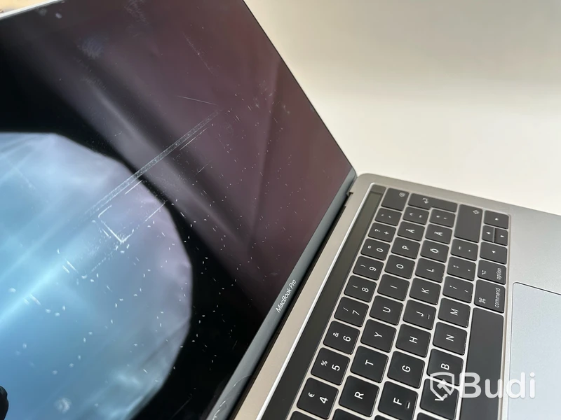 Dator Apple MacBook Pro 13tum (2017). OBS! Sprucken skärm.