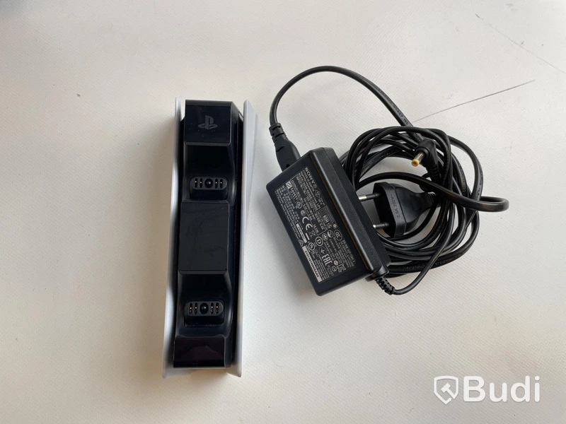 Konsol Playstation 5 disk version med 2 st. kontroller och FIFA 22.