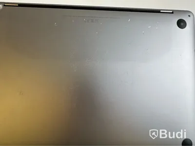 Dator Apple Macbook Pro 13tum (2018). OBS! Defekt undersida.