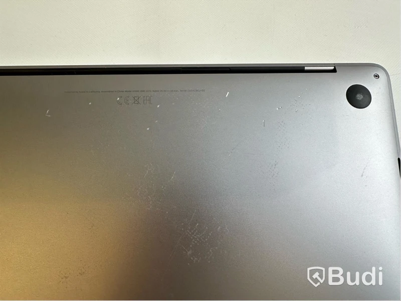 Dator Apple Macbook Pro 13tum (2018). OBS! Defekt undersida.