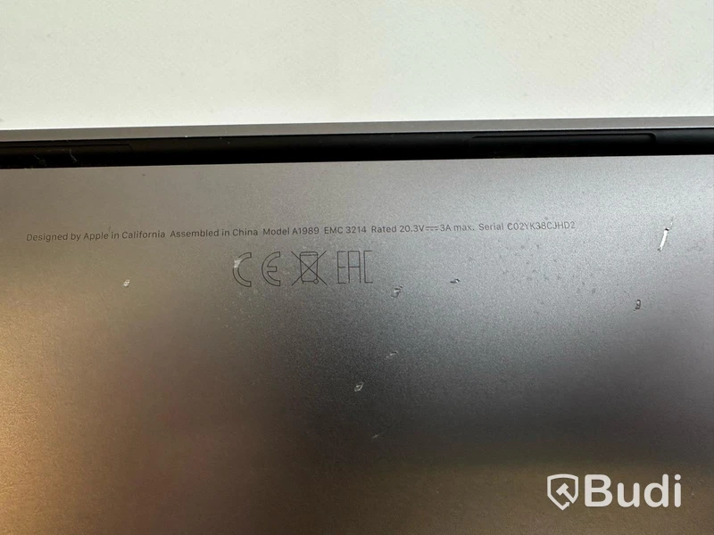 Dator Apple Macbook Pro 13tum (2018). OBS! Defekt undersida.