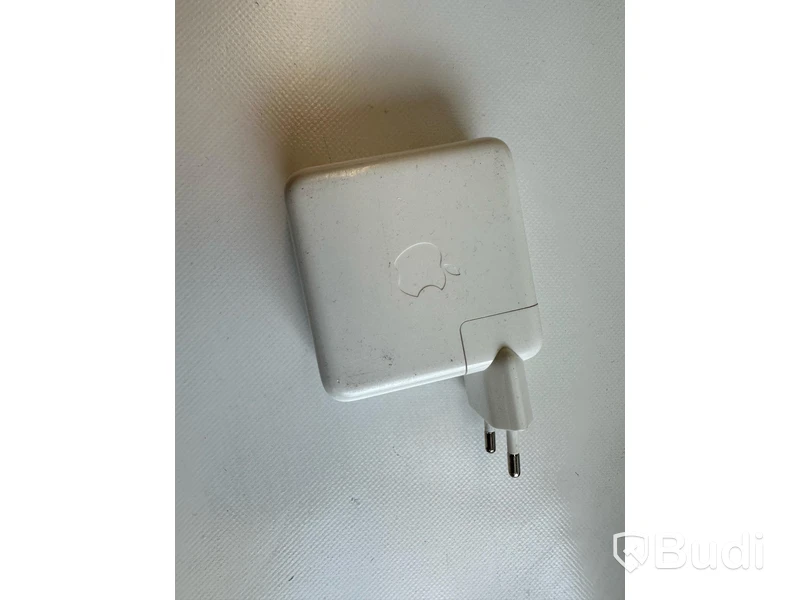 Dator Apple Macbook Pro 13tum (2018). OBS! Defekt undersida.