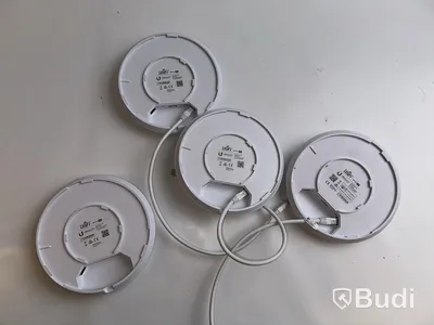 4 st. Router Ubiquiti AP AC Pro.