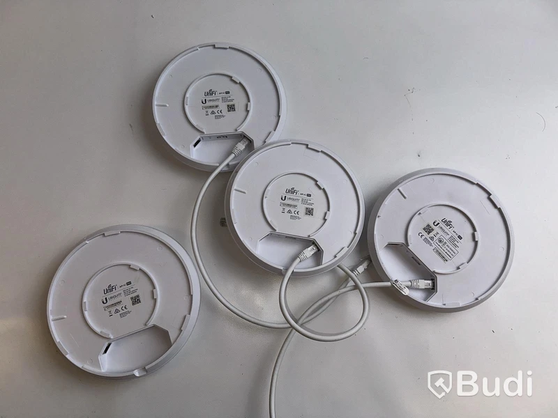 4 st. Router Ubiquiti AP AC Pro.