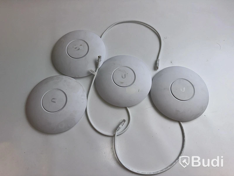 4 st. Router Ubiquiti AP AC Pro.
