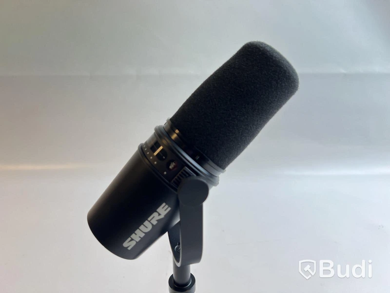 Mikrofon Shure MV7 inkl. stativ och xlr-kabel.