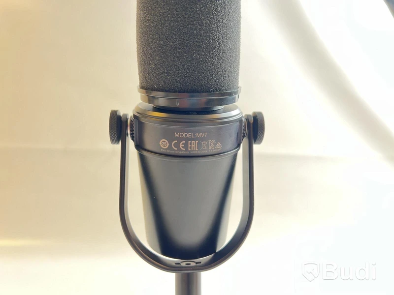 Mikrofon Shure MV7 inkl. stativ och xlr-kabel.
