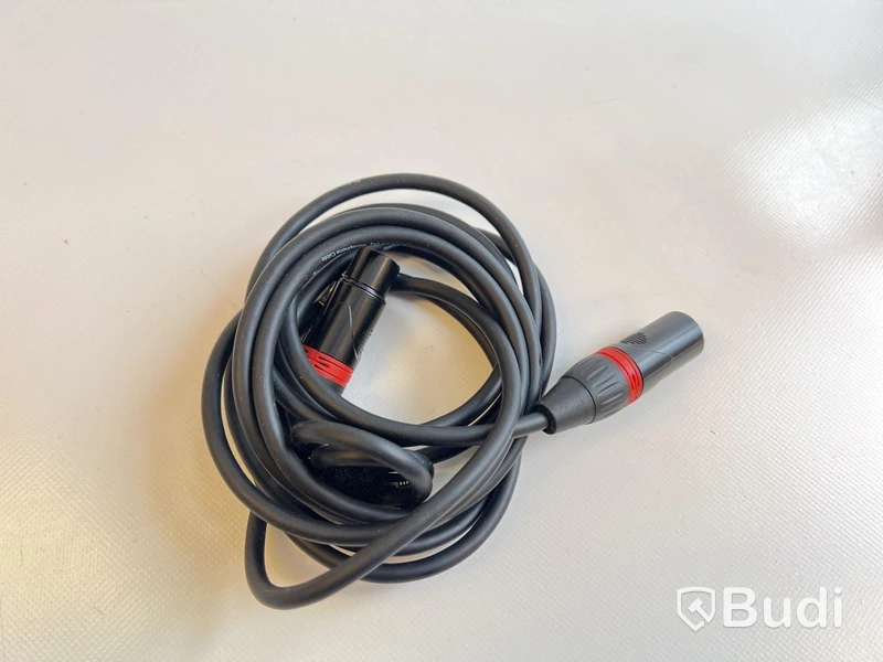 Mikrofon Shure MV7 inkl. stativ och xlr-kabel.