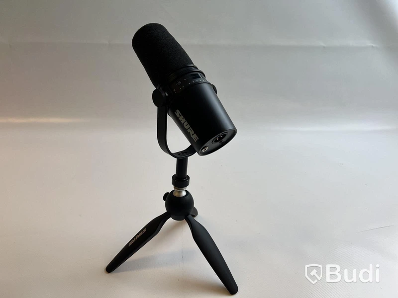 Mikrofon Shure MV7 inkl. stativ och xlr-kabel.