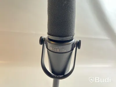 Mikrofon Shure MV7 inkl. stativ och xlr-kabel.