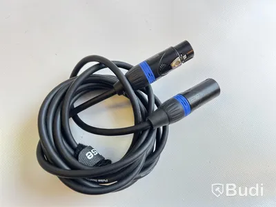 Mikrofon Shure MV7 inkl. stativ och xlr-kabel.