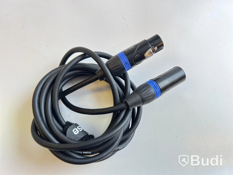 Mikrofon Shure MV7 inkl. stativ och xlr-kabel.