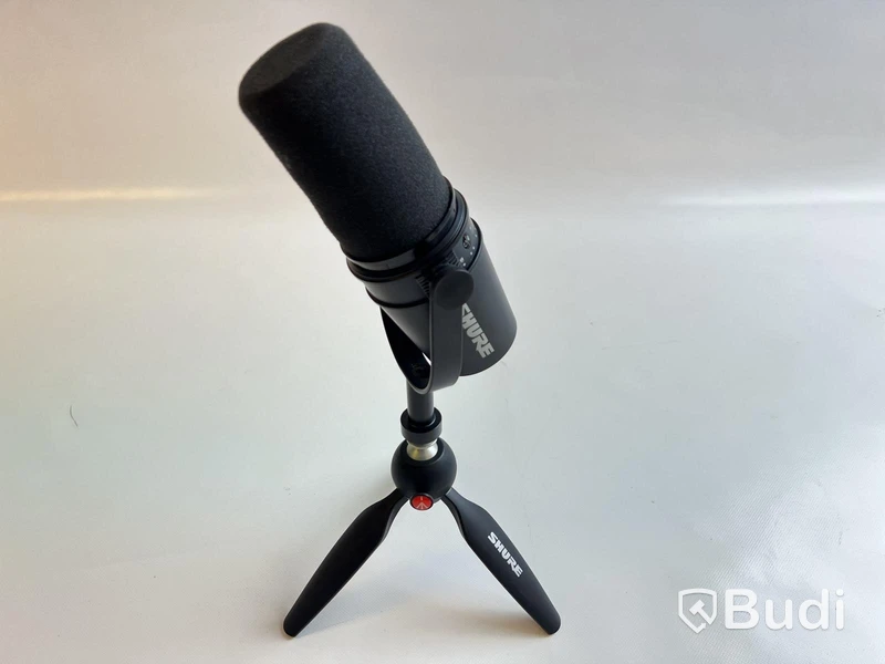 Mikrofon Shure MV7 inkl. stativ och xlr-kabel.
